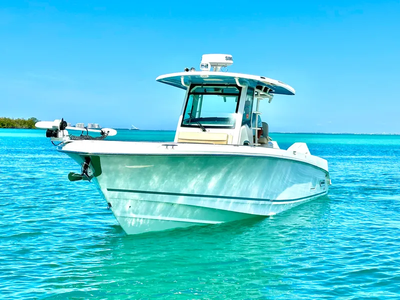 Slide: The Image of Boston Whaler 330 OUTRAGE 2024 - 3