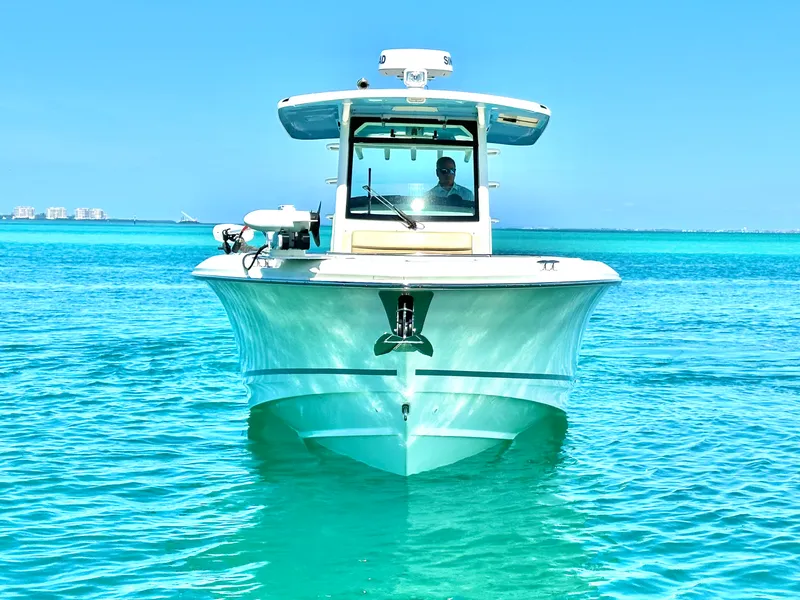 Slide: The Image of Boston Whaler 330 OUTRAGE 2024 - 4