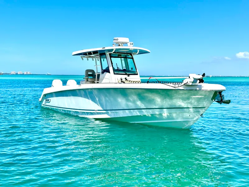 Slide: The Image of Boston Whaler 330 OUTRAGE 2024 - 5