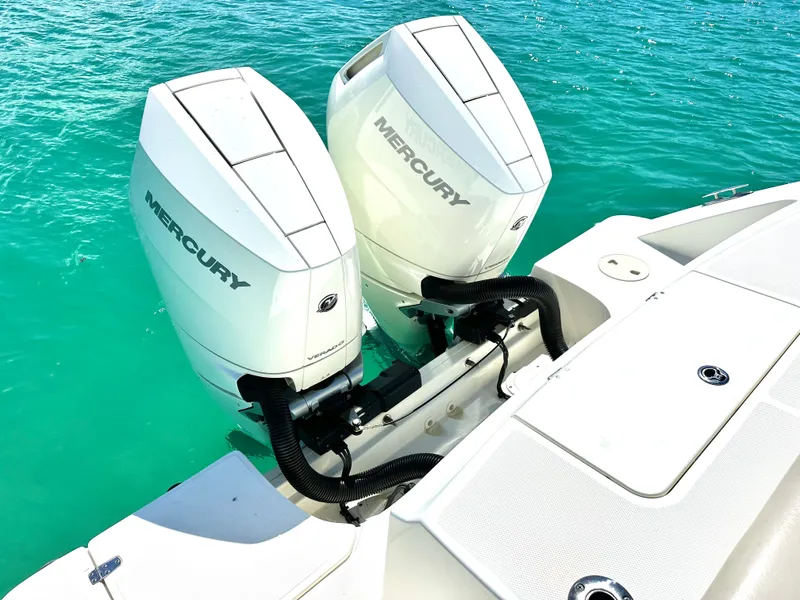 Slide: The Image of Boston Whaler 330 OUTRAGE 2024 - 8
