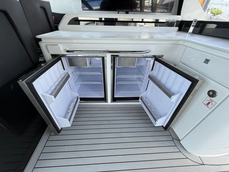 Slide: The Image of Cruisers 50 GLS Outboard 2024 - 13