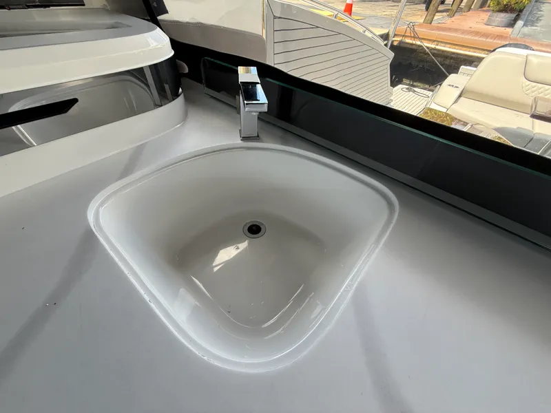 Slide: The Image of Cruisers 50 GLS Outboard 2024 - 15