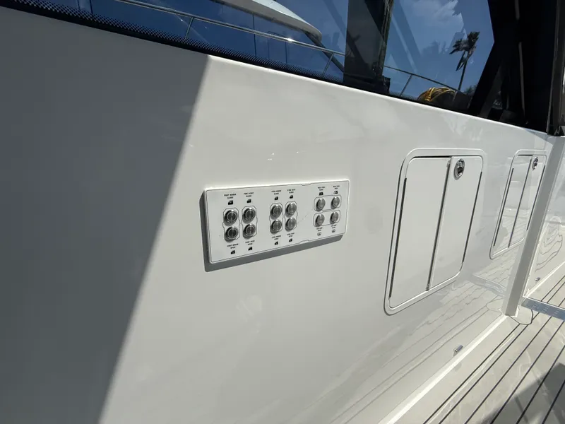 Slide: The Image of Cruisers 50 GLS Outboard 2024 - 20