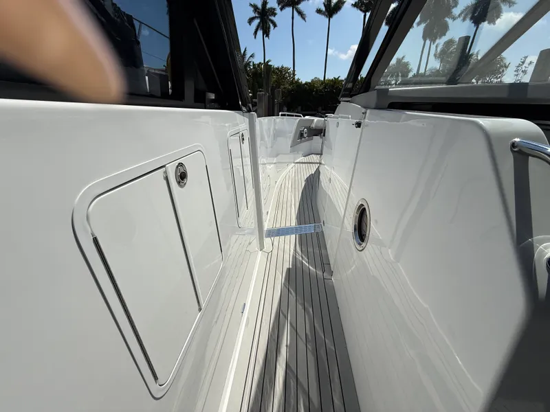 Slide: The Image of Cruisers 50 GLS Outboard 2024 - 28