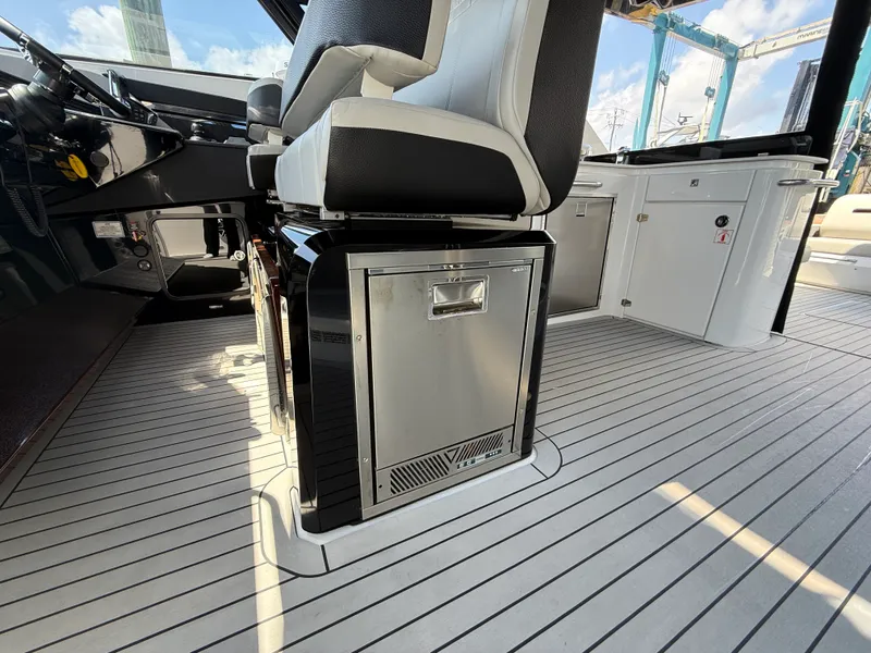 Slide: The Image of Cruisers 50 GLS Outboard 2024 - 34