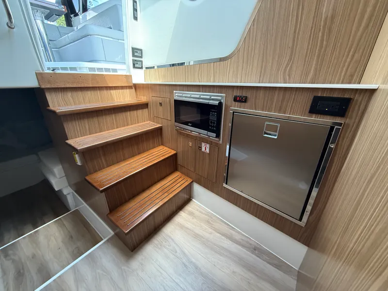 Slide: The Image of Cruisers 50 GLS Outboard 2024 - 37