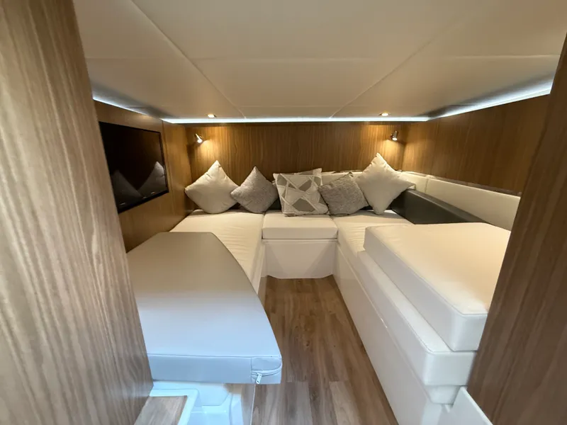 Slide: The Image of Cruisers 50 GLS Outboard 2024 - 39