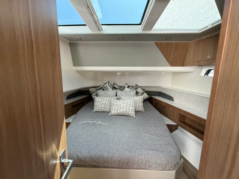 Slide: The Image of Cruisers 50 GLS Outboard 2024 - 43