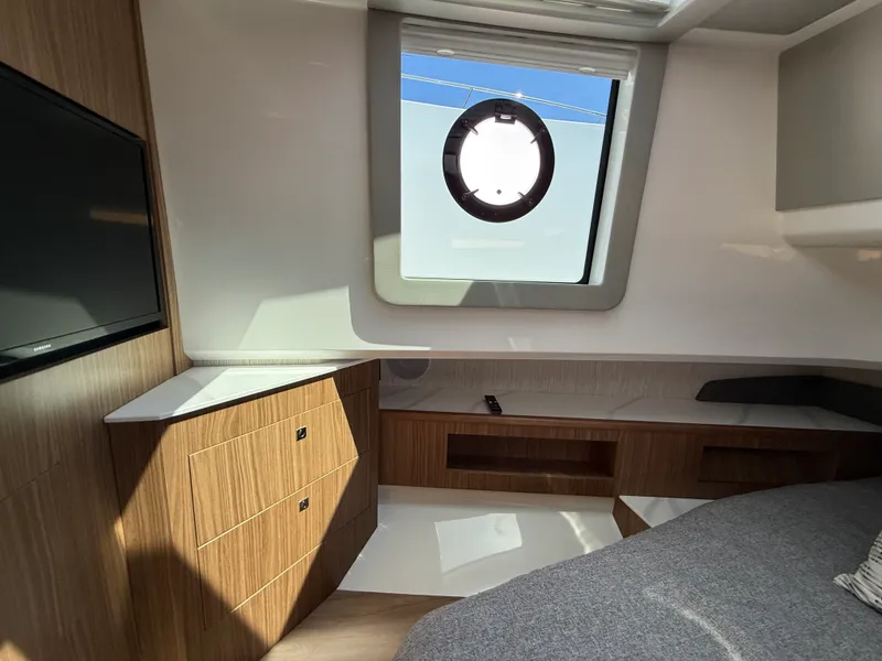 Slide: The Image of Cruisers 50 GLS Outboard 2024 - 46