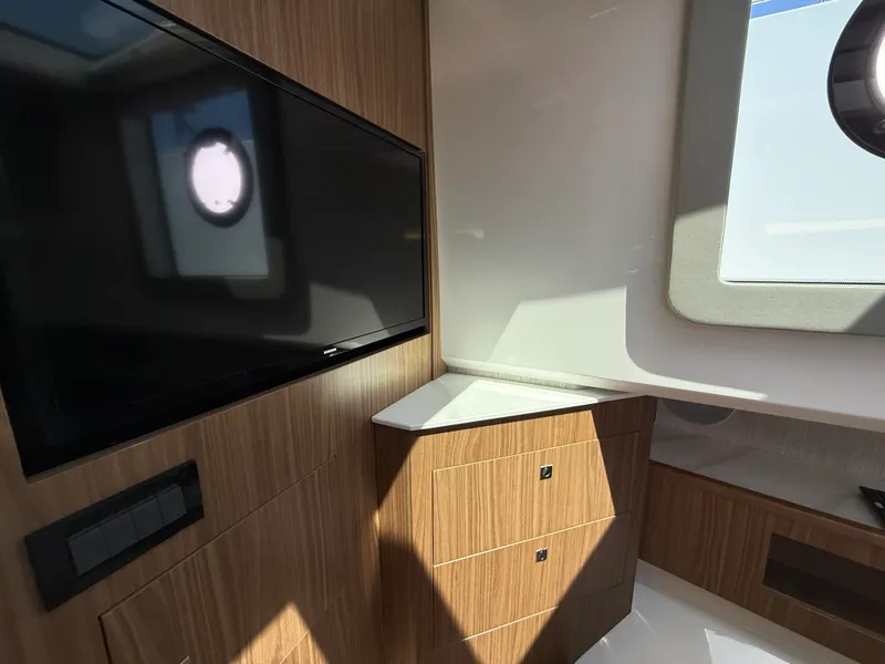 Slide: The Image of Cruisers 50 GLS Outboard 2024 - 47