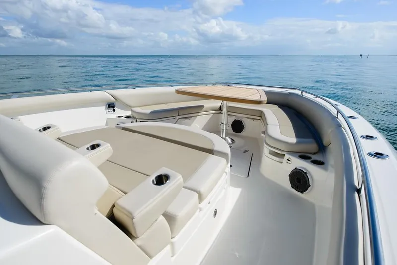 Slide: The Image of Boston Whaler 420 Outrage 2026 - 11
