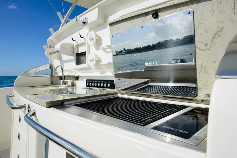 Slide: The Image of Boston Whaler 420 Outrage 2026 - 13