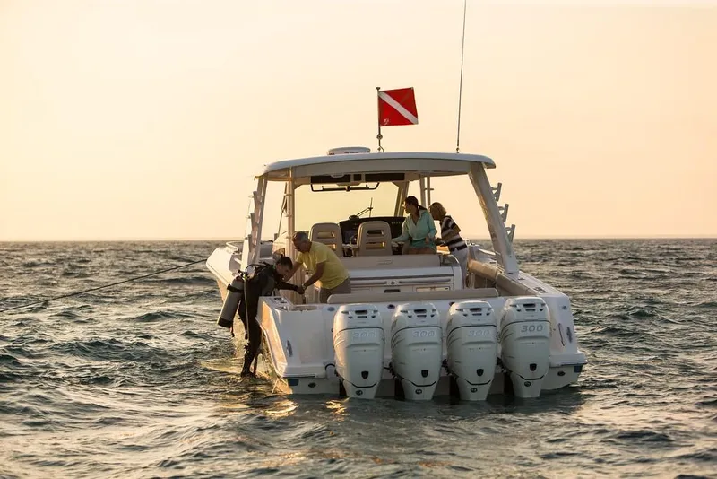 Slide: The Image of Boston Whaler 420 Outrage 2026 - 16