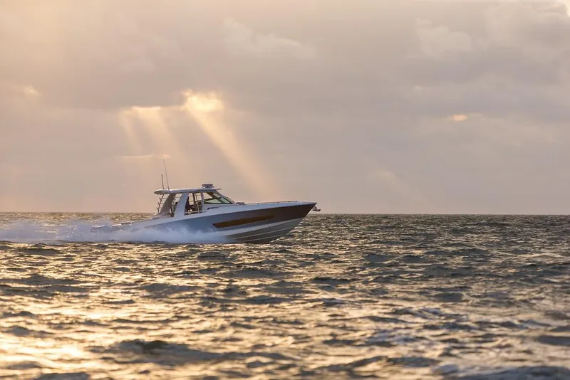 Slide: The Image of Boston Whaler 420 Outrage 2026 - 20