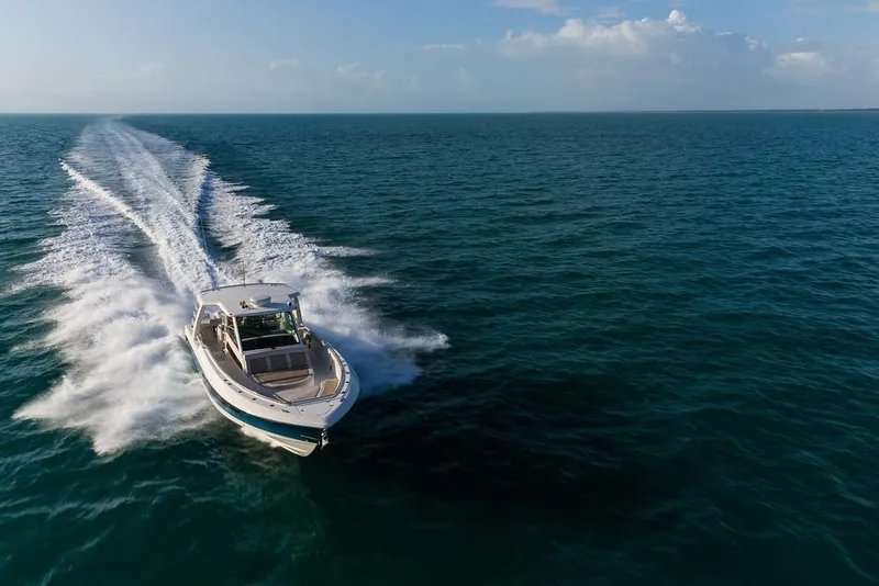 Slide: The Image of Boston Whaler 420 Outrage 2026 - 44