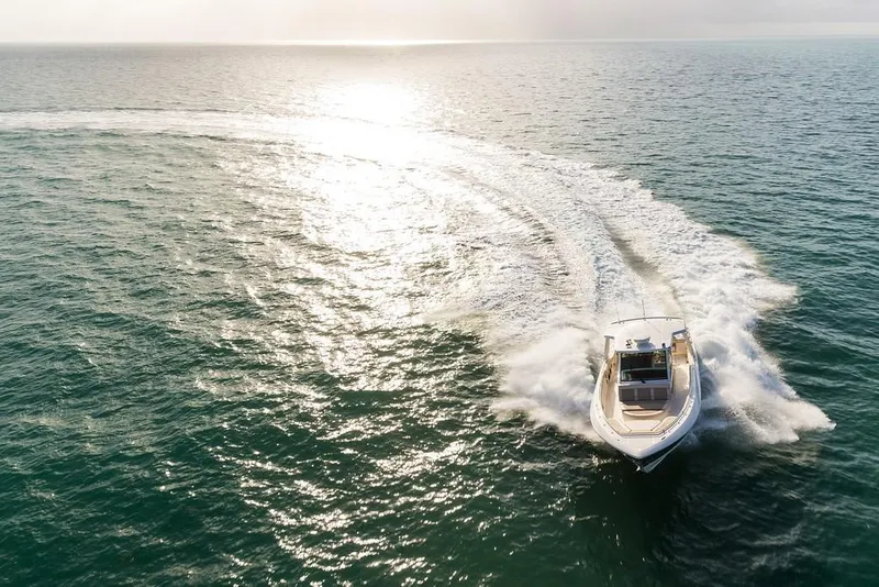 Slide: The Image of Boston Whaler 420 Outrage 2026 - 46