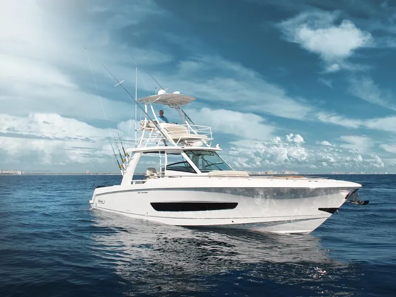 Slide: The Image of Boston Whaler 420 Outrage 2026 - 58