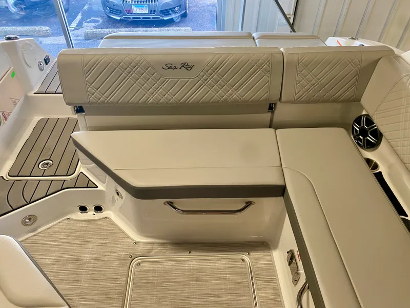 Slide: The Image of Sea Ray SDX 230 2026 - 10