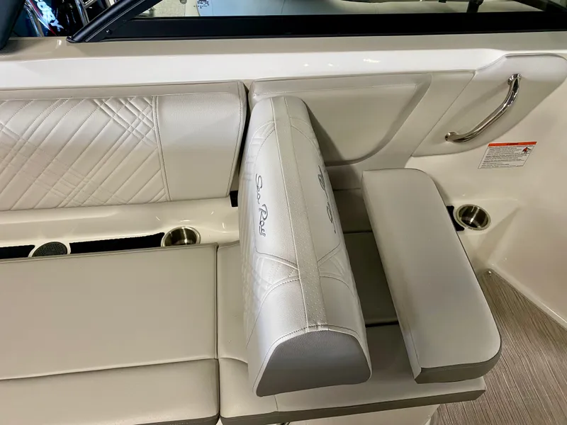 Slide: The Image of Sea Ray SDX 230 2026 - 15