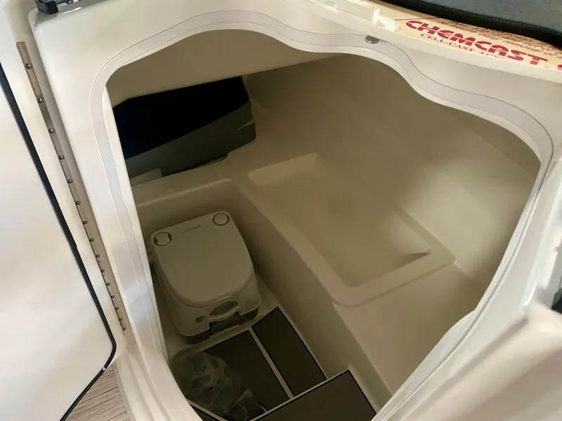 Slide: The Image of Sea Ray SDX 230 2026 - 17