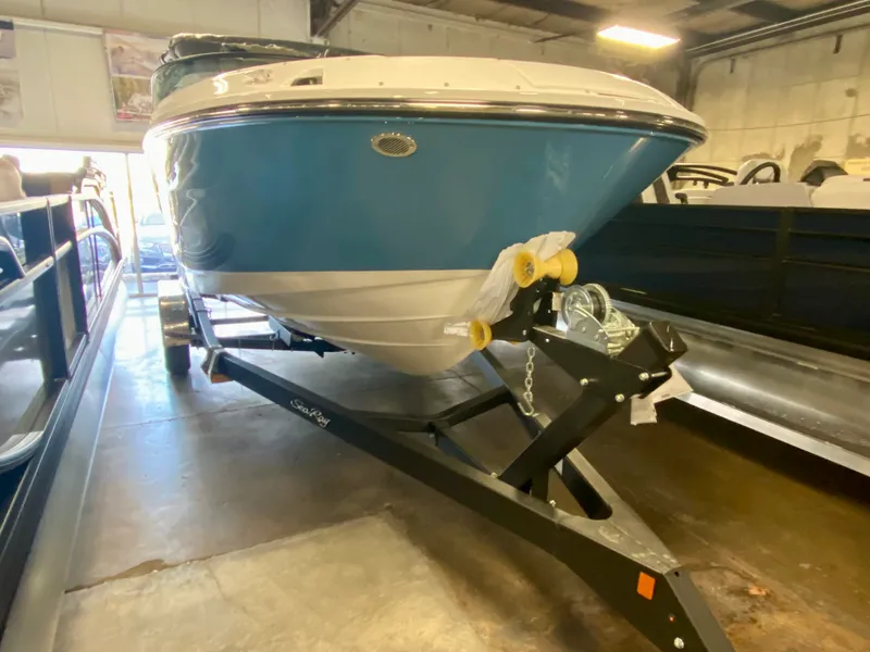 Slide: The Image of Sea Ray SDX 230 2026 - 2