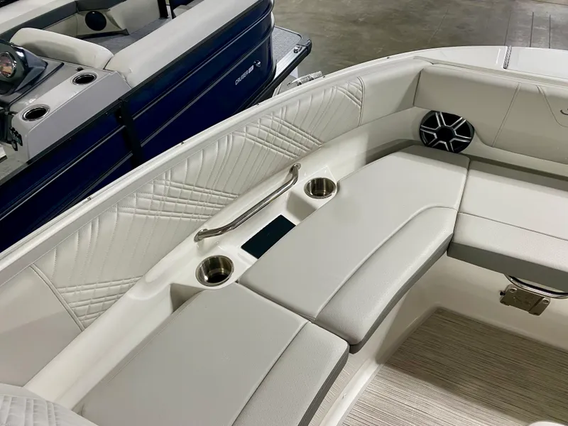 Slide: The Image of Sea Ray SDX 230 2026 - 20