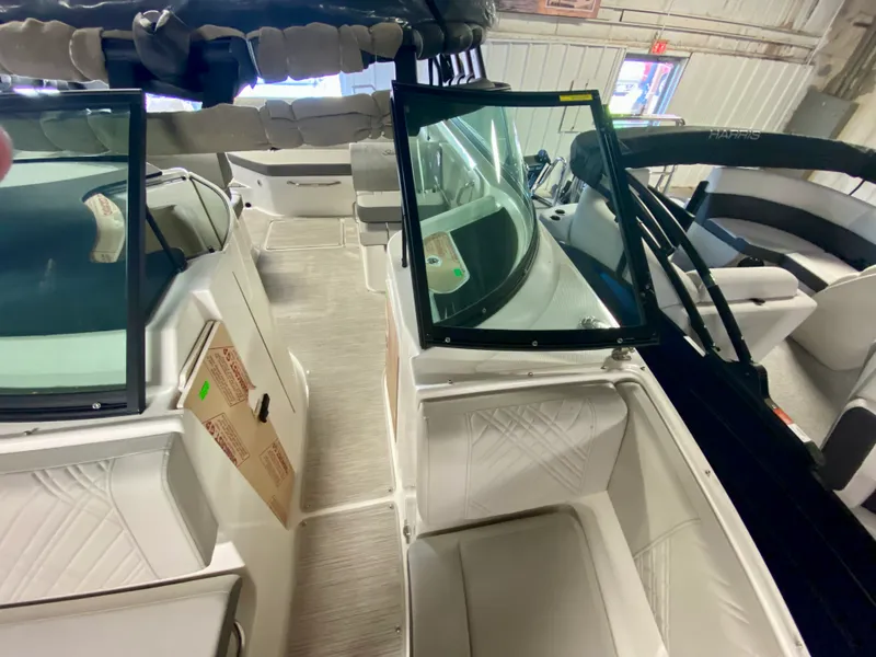 Slide: The Image of Sea Ray SDX 230 2026 - 24