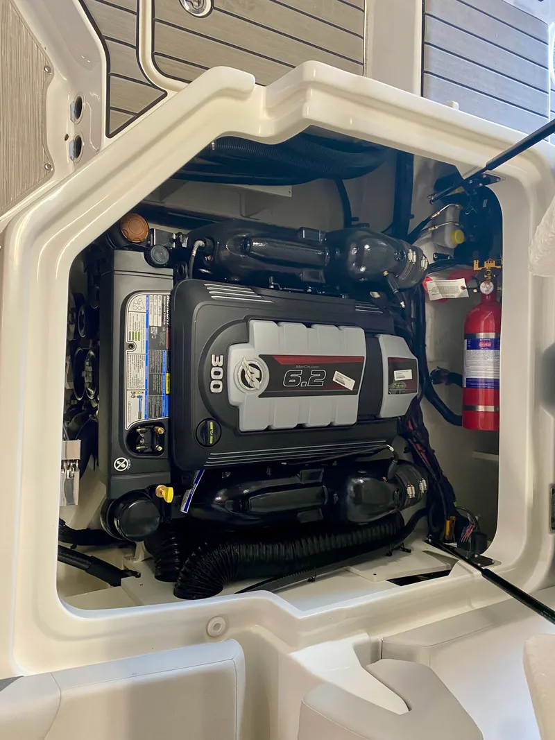 Slide: The Image of Sea Ray SDX 230 2026 - 25