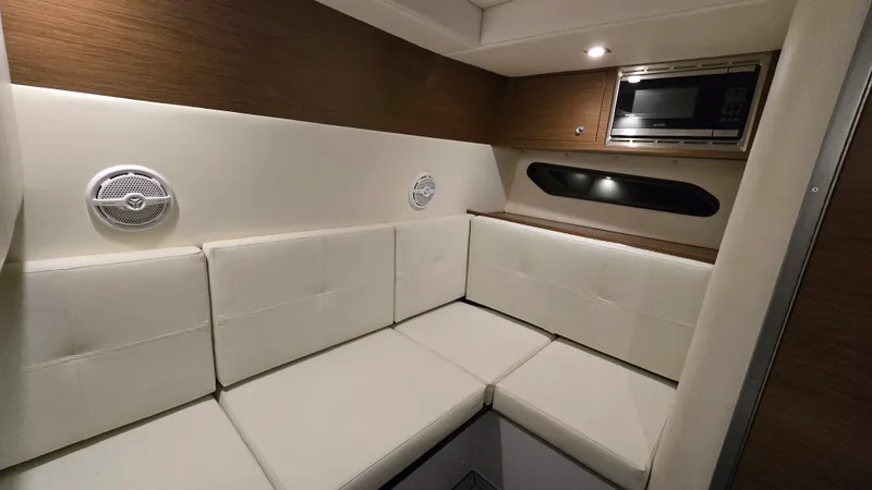 Slide: The Image of Cruisers 338CX 2017 - 24