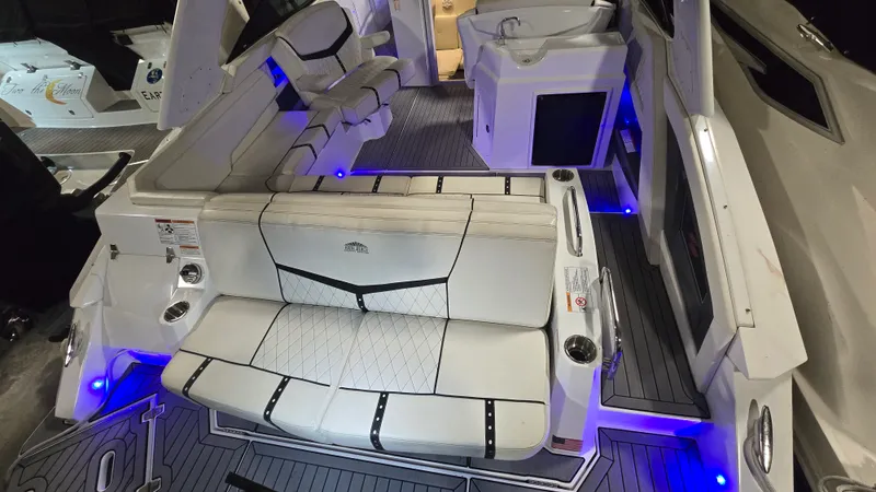 Slide: The Image of Cruisers 338CX 2017 - 2