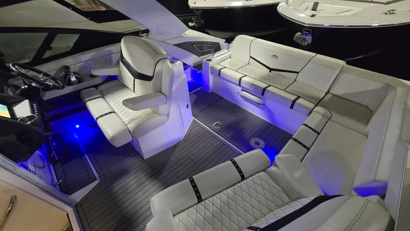 Slide: The Image of Cruisers 338CX 2017 - 4