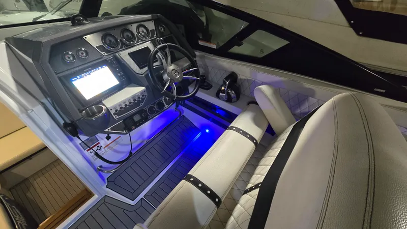 Slide: The Image of Cruisers 338CX 2017 - 6