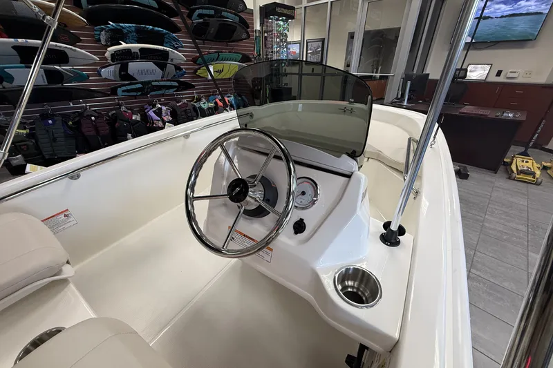 Slide: The Image of Boston Whaler 130 Super Sport 2026 - 12