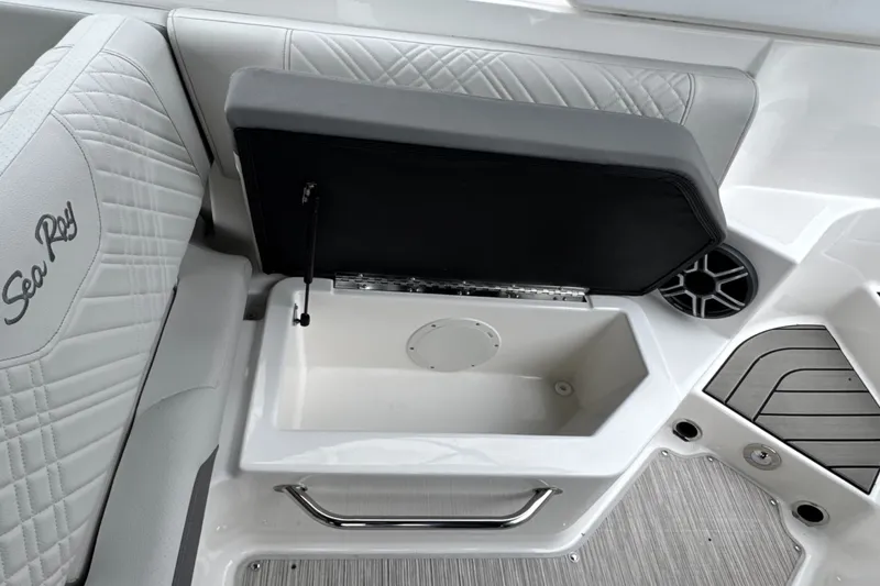 Slide: The Image of Sea Ray SDX 250 Outboard 2026 - 14