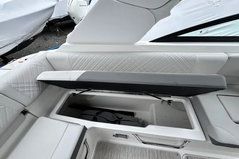 Slide: The Image of Sea Ray SDX 250 Outboard 2026 - 18