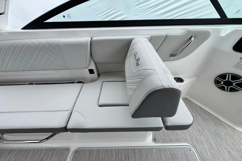 Slide: The Image of Sea Ray SDX 250 Outboard 2026 - 21