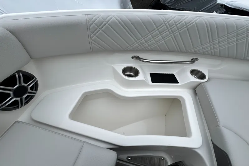 Slide: The Image of Sea Ray SDX 250 Outboard 2026 - 36