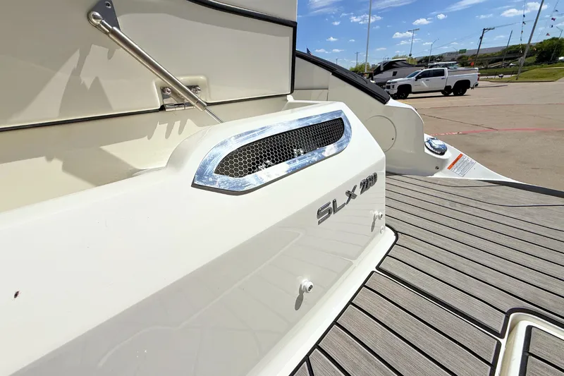 Slide: The Image of Sea Ray SLX 260 2026 - 10