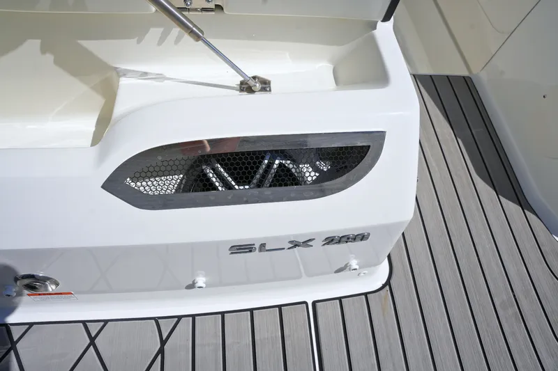 Slide: The Image of Sea Ray SLX 260 2026 - 11
