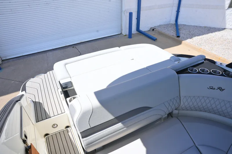 Slide: The Image of Sea Ray SLX 260 2026 - 13