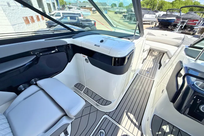 Slide: The Image of Sea Ray SLX 260 2026 - 26