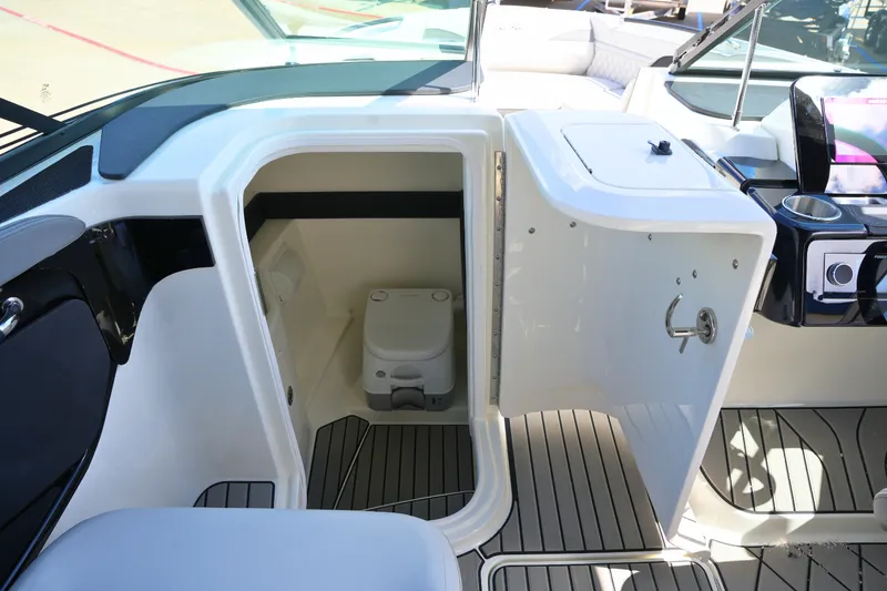 Slide: The Image of Sea Ray SLX 260 2026 - 27