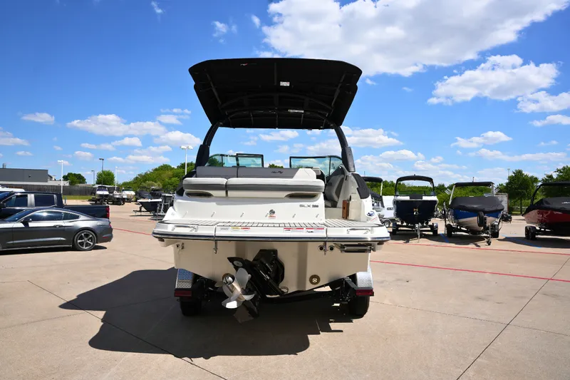 Slide: The Image of Sea Ray SLX 260 2026 - 3
