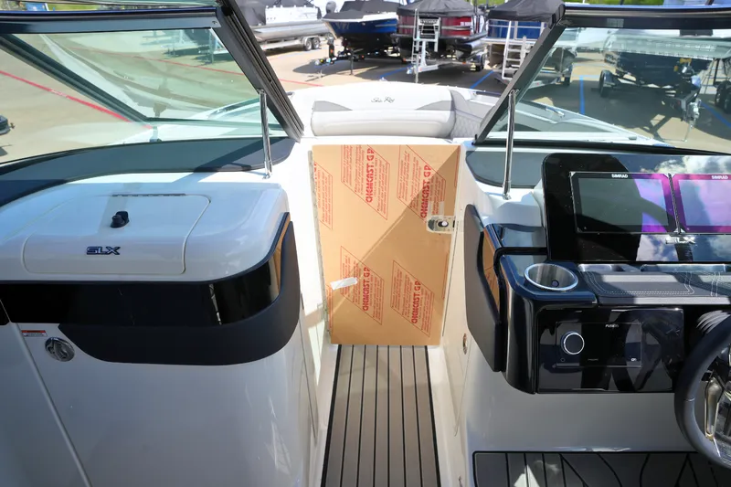 Slide: The Image of Sea Ray SLX 260 2026 - 31