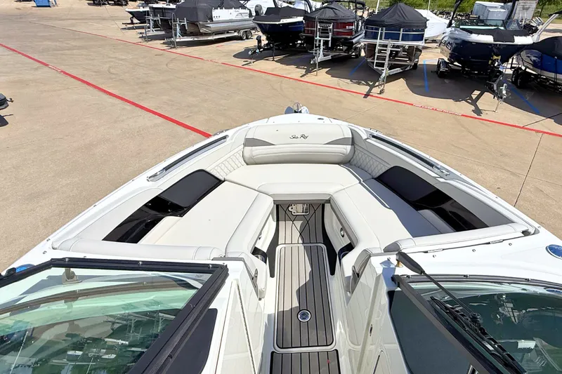 Slide: The Image of Sea Ray SLX 260 2026 - 33