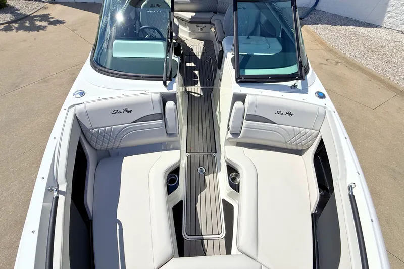 Slide: The Image of Sea Ray SLX 260 2026 - 34