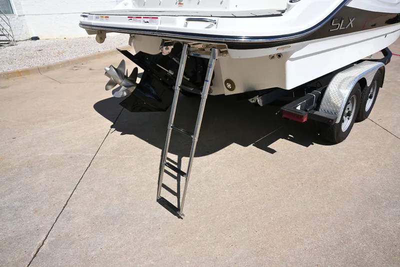 Slide: The Image of Sea Ray SLX 260 2026 - 5
