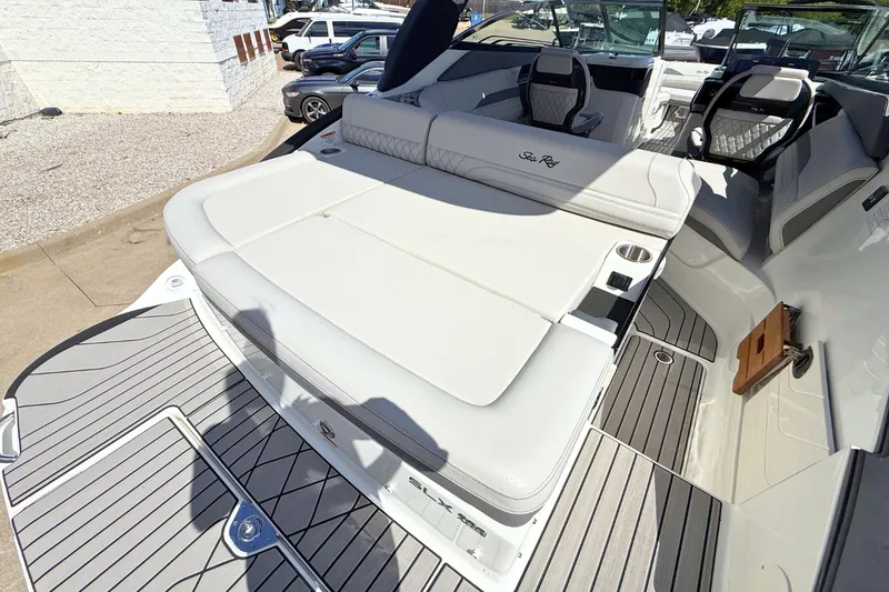 Slide: The Image of Sea Ray SLX 260 2026 - 7