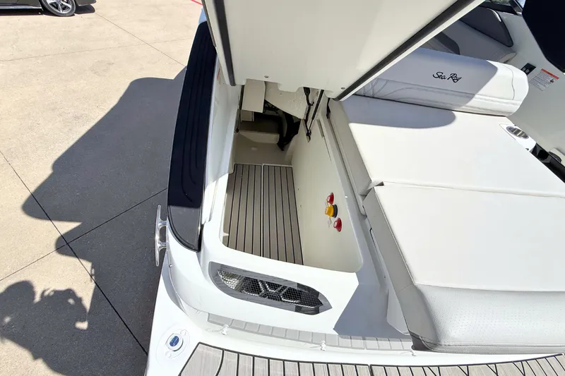 Slide: The Image of Sea Ray SLX 260 2026 - 8