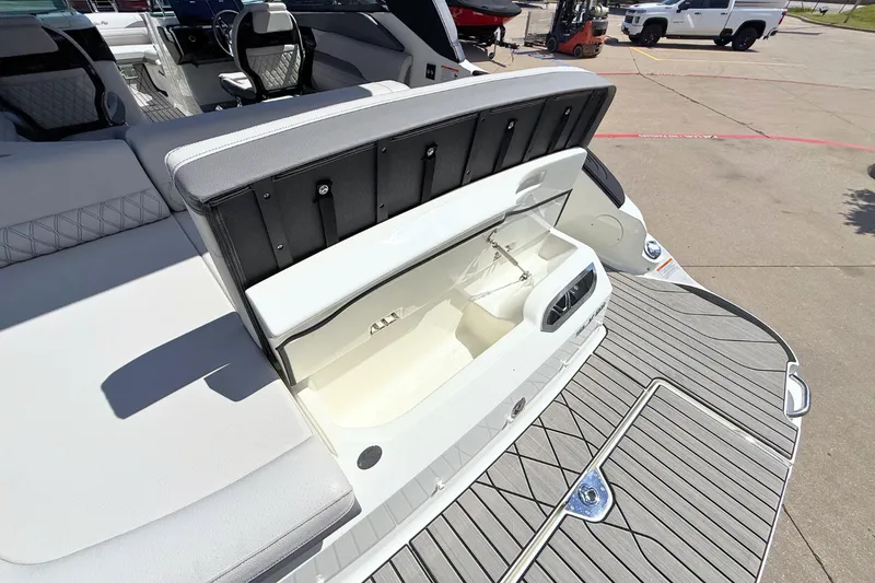 Slide: The Image of Sea Ray SLX 260 2026 - 9
